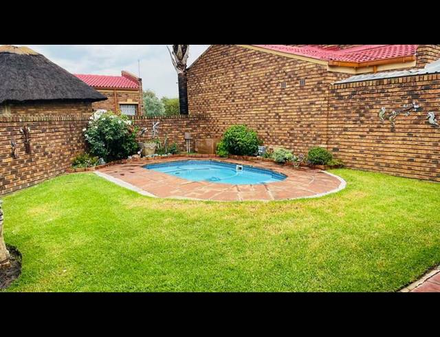3 BEDROOM TOWNHOUSE FOR SALE IN VANDERBIJLPARK CE 3